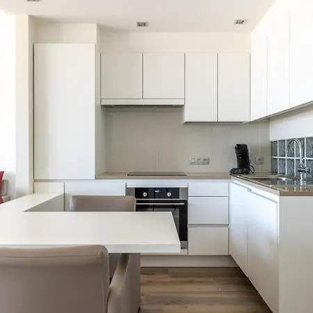 Bel Air - Spacious, Modern With Sleeping Area On The Promenade T4 Apartment *